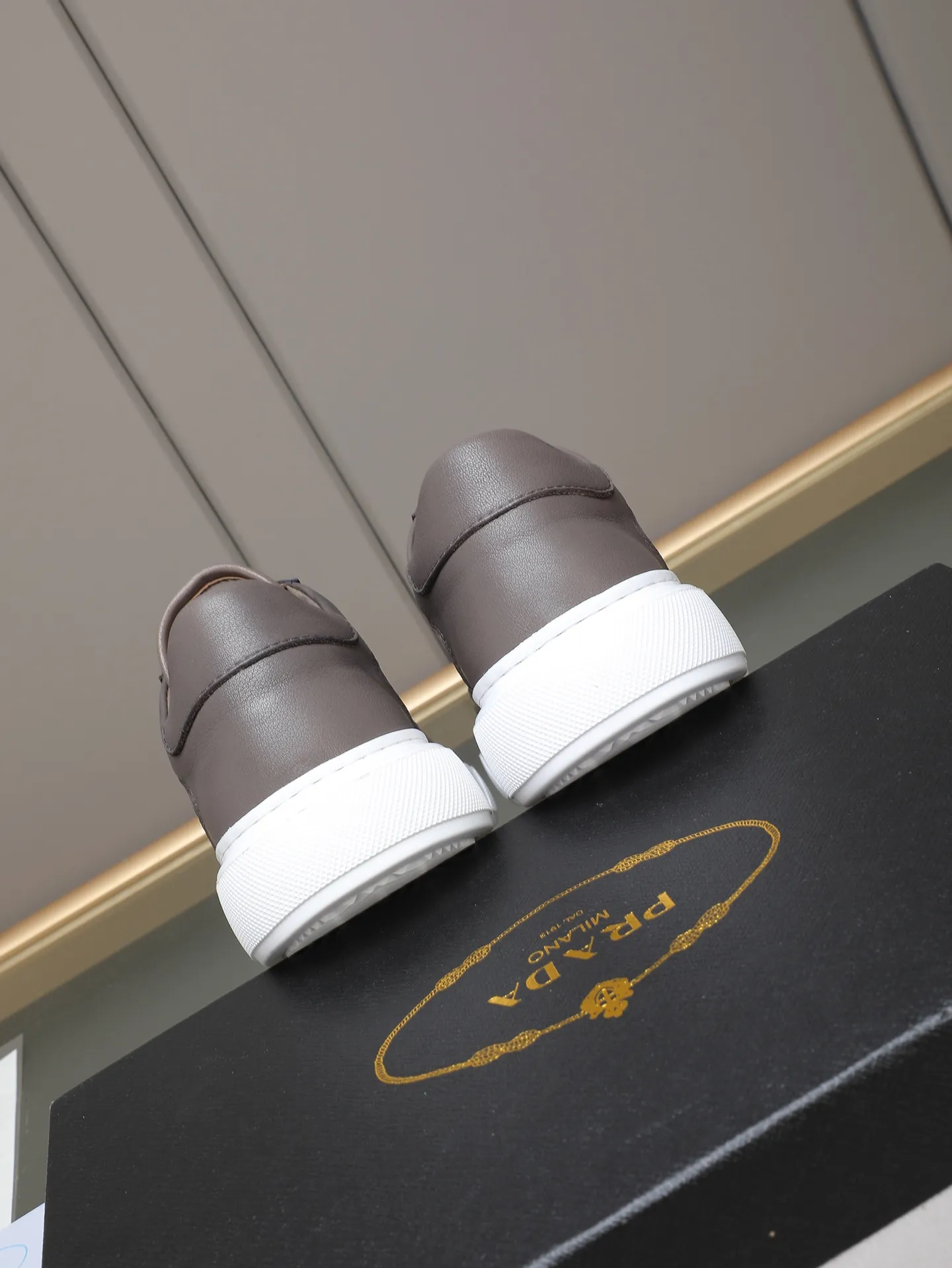 PP460 Prada/Prada men's new casual shoes, this upper is made of imported calfskin + sheep lining! The outside is decorated with the P family's classic metal triangle enamel logo, and the outsole is made of non-slip sports foam ultra-light outsole, which feels good on the feet and is a fashionable and fashionable item!  Size: 38-44 (45 customized)